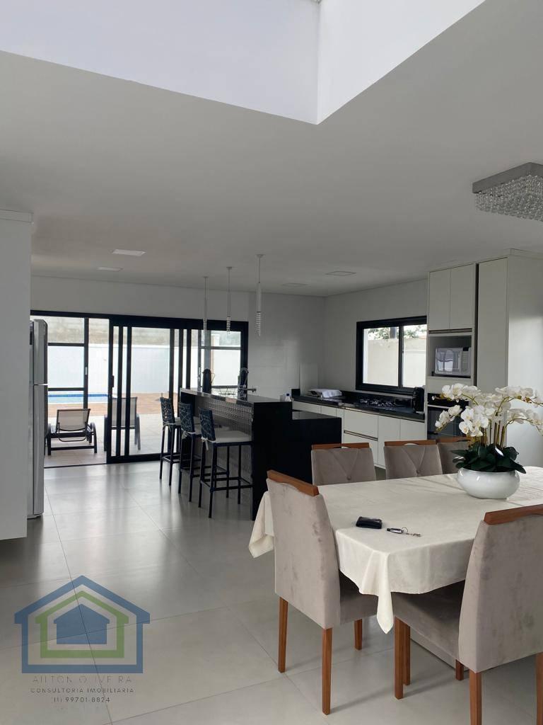 Linda Sobrado em Condomínio Fechado Solares Resort com 204m2  de Área Construída em  Boituva - SP. - Casarely Imóveis