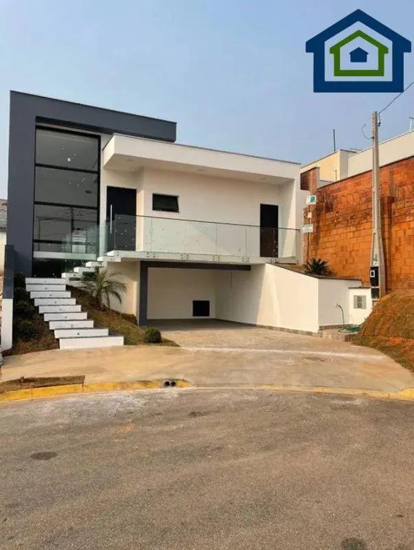 Linda Casa Térrea de 149m² de Área Construída e 205m² de Área Total com 03 Dormitórios, à venda no excelente Condomínio Fechado Horto Florestal em  So - Casarely Imóveis