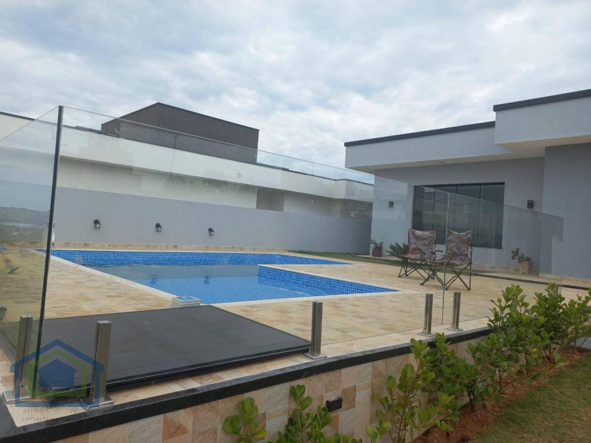 Linda Casa Térrea de 170m²  de área  Construída  com  Terreno de 450m2, à venda no excelente Condomínio Fechado  Riviera  Santa Cristina- Paranapanema - Casarely Imóveis
