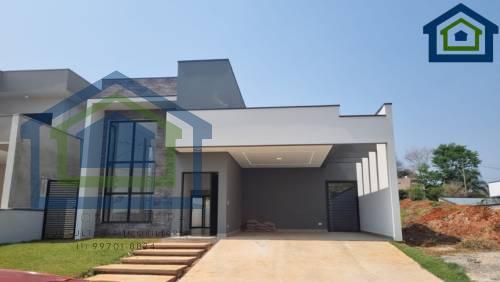 Linda Casa Térrea de 210m², de Área Construída, e Terreno de 420m², com Muito Verde no Condomínio Condomínio Solares  Resort em Boituva - SP. - Casarely Imóveis