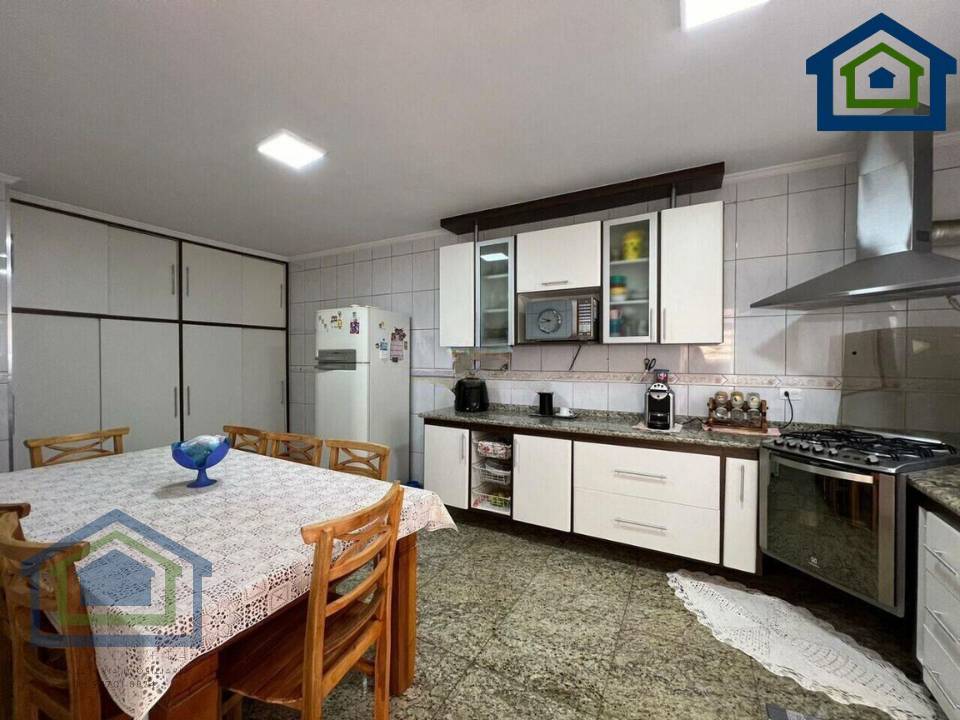 Linda Casa Térrea  de 213m2, de Área Construída, e Terreno de 442m2, com 03 dormitórios, no  Campestre  - Santo André - SP - Casarely Imóveis