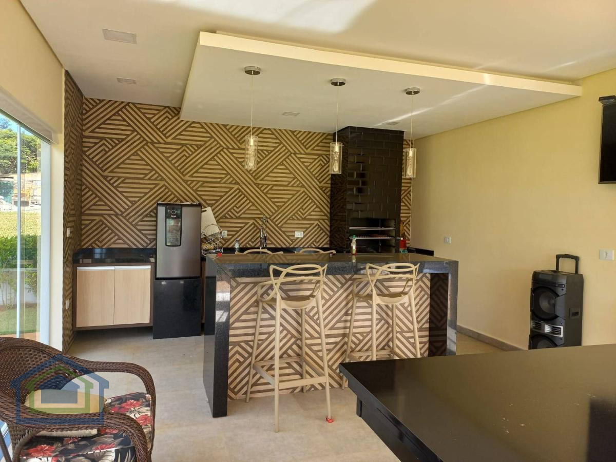 Linda Casa Térrea de 245m²  de área  Construída  e com Terreno de 450m2à venda no excelente Condomínio Fechado  Riviera  Santa Cristina- Paranapanema - Casarely Imóveis