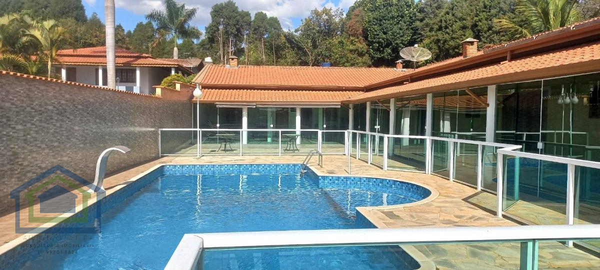 Linda Chácara em Condomínio Fechado, de 1.100m2, com  240m2 de área Construída, com Muito Verde no Vitassay em Boituva - SP. - Casarely Imóveis